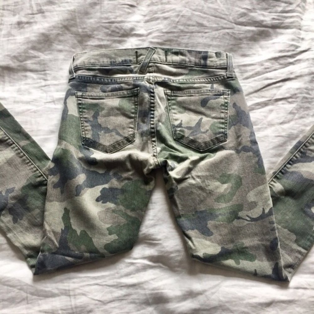 ELIZABETH & JAMES Ozzy Camo Skinny Jeans {C31} - Picture 5 of 11
